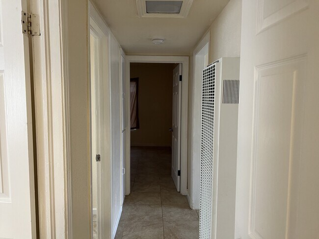 Foto del edificio - 718 Charlana Dr