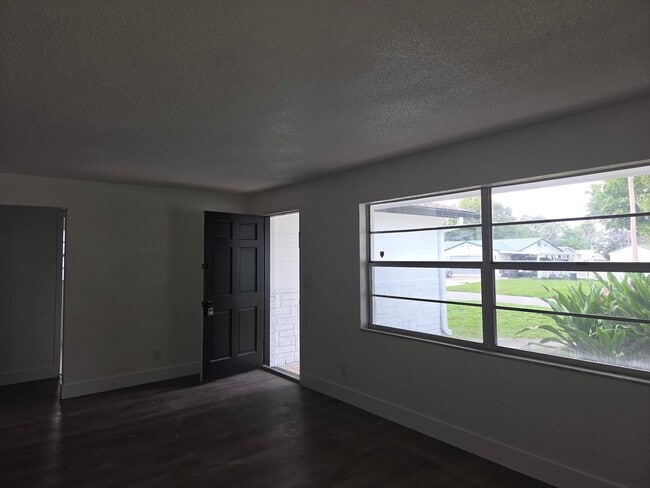 Building Photo - 918 3rd St