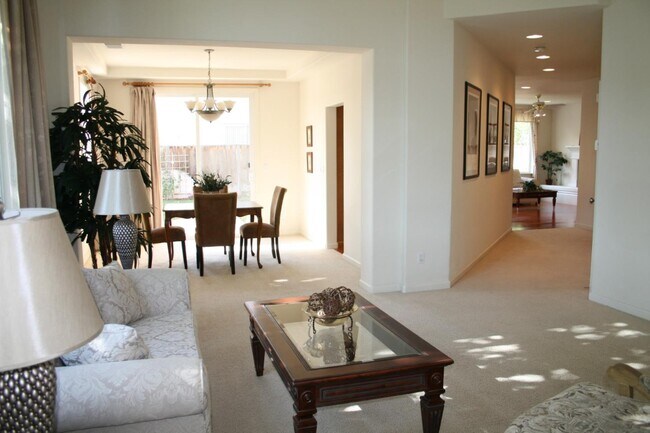 Building Photo - 5947 Pala Mesa Dr