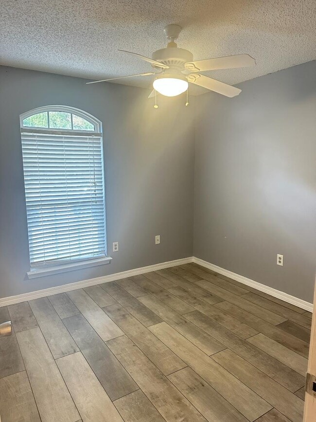 Foto del edificio - 329 Strawbridge Dr