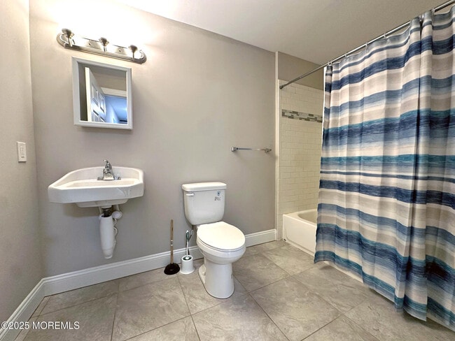 Building Photo - 713 Main St