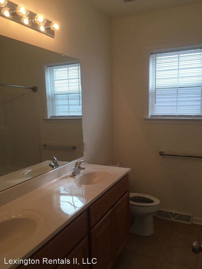 Building Photo - 3 br, 2 bath House - 156 W. Sheldrake Circle