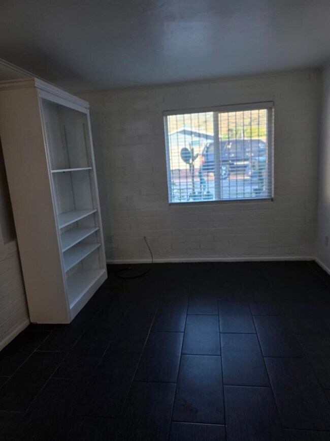 Building Photo - 1320 W Sahuaro Dr