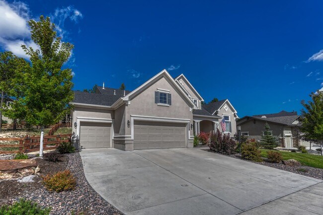 Building Photo - LUXIOUROUS 6 BED/6 BATH HOME IN SANCTUARY ...