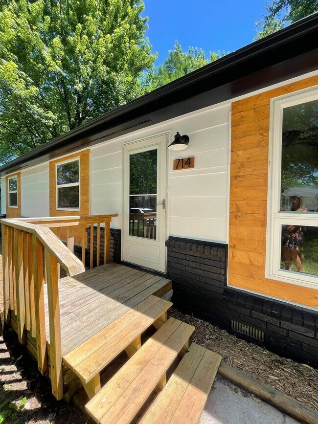 Building Photo - Newly remodeled 4 bed (or 3 bed/flex livin...