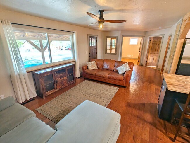 Foto del edificio - 2404 Monterey Rd