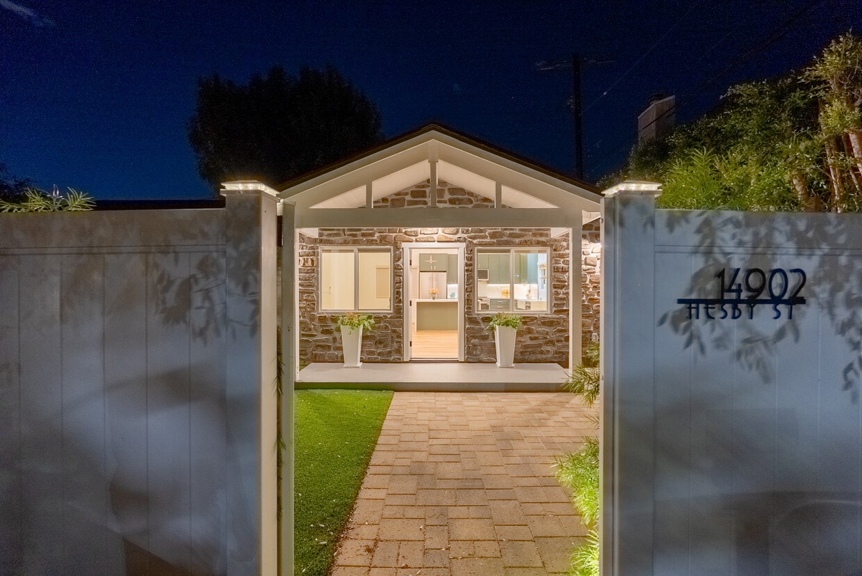 Front Entry - 14902 Hesby St