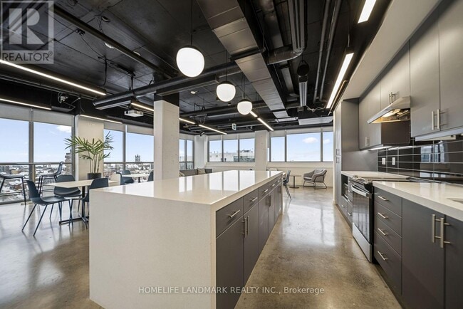 Photo du bâtiment - 333 University Ave