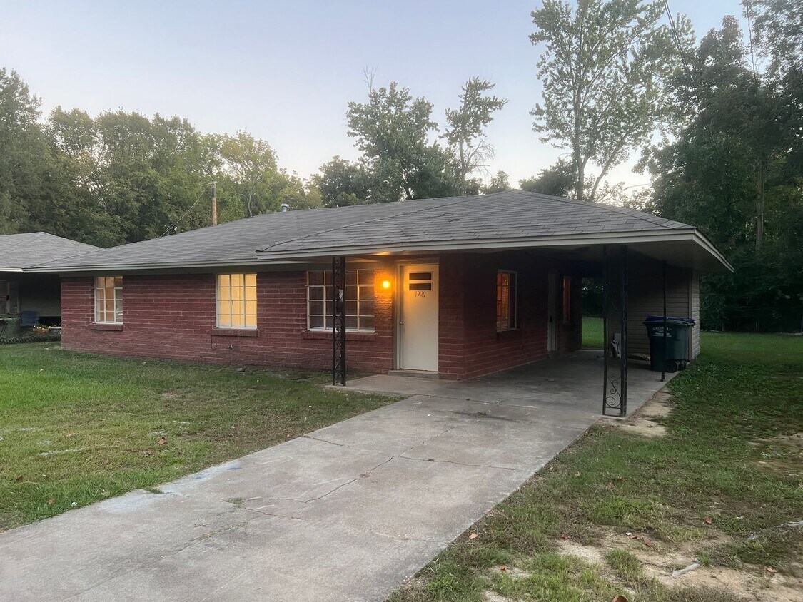 Foto principal - Charming 3 Bed 1 Bath Home
