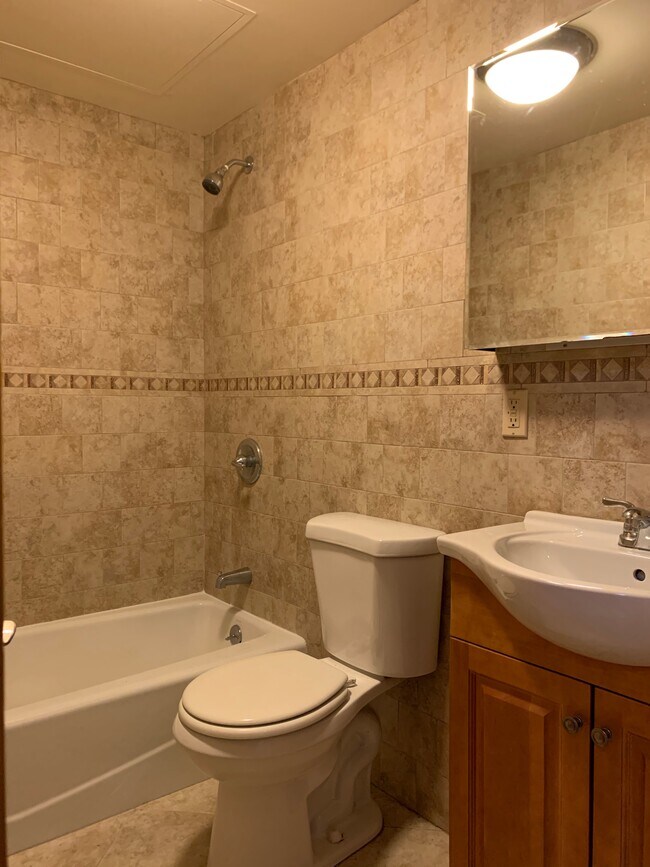 Building Photo - 143 W 74th St