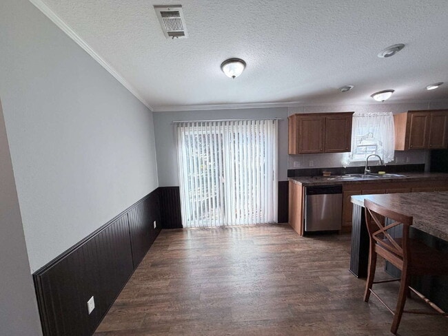 Building Photo - "Serene 3-Bed, 2-Bath Home in Auburndale - 1152 Sq Ft of Comfort on Hickory Rd!"