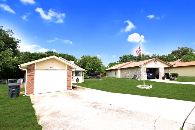 Foto del edificio - 2401 Hidden Valley Dr