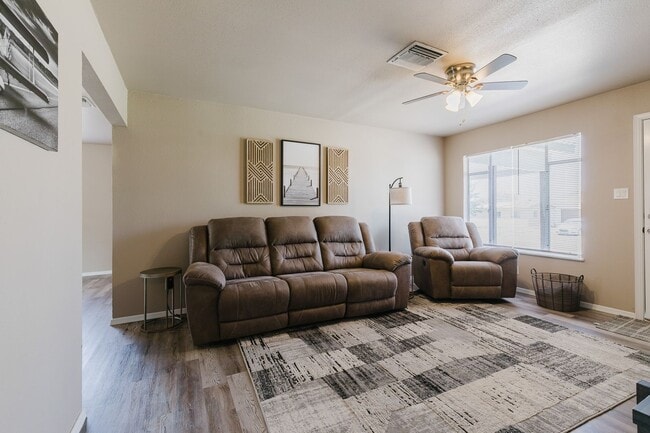 Building Photo - Cozy 2 Bed 2 Bath Home - Fully Furnished