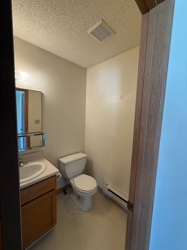 Foto del edificio - Two bedroom, one and half bath townhouse! ...