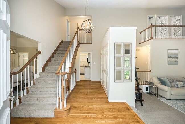 Building Photo - Charming 4 Bedroom, 3.5 Bathroom Condo for...