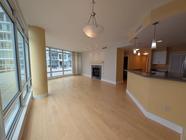 Building Photo - Commuter Delight, Walking Distance to Brem...
