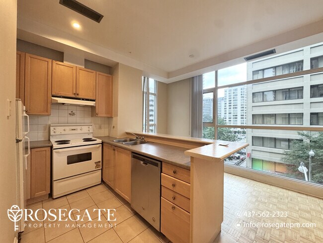 Building Photo - Spacious 2-Bedroom + Den Condo with Juliet Balcony in Downtown Toronto