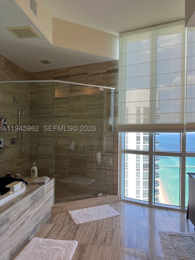 Foto del edificio - 15811 Collins Ave