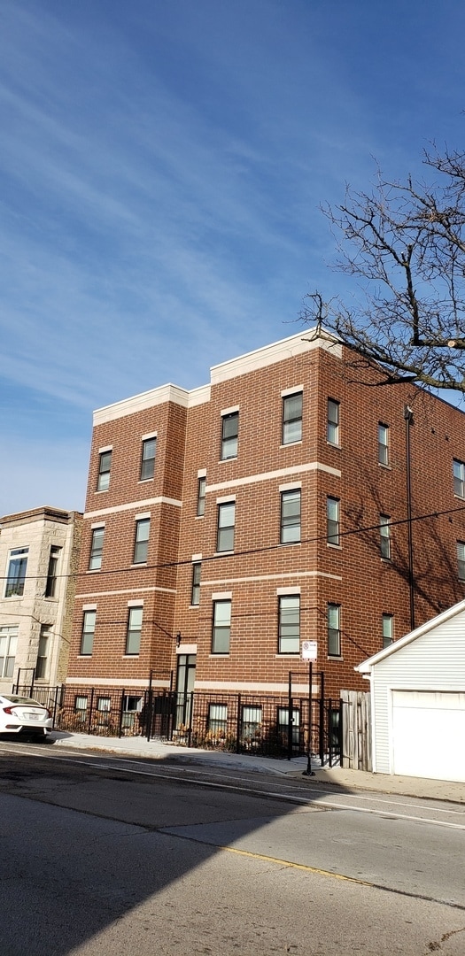 Building Photo - 3013 N Clybourn Ave