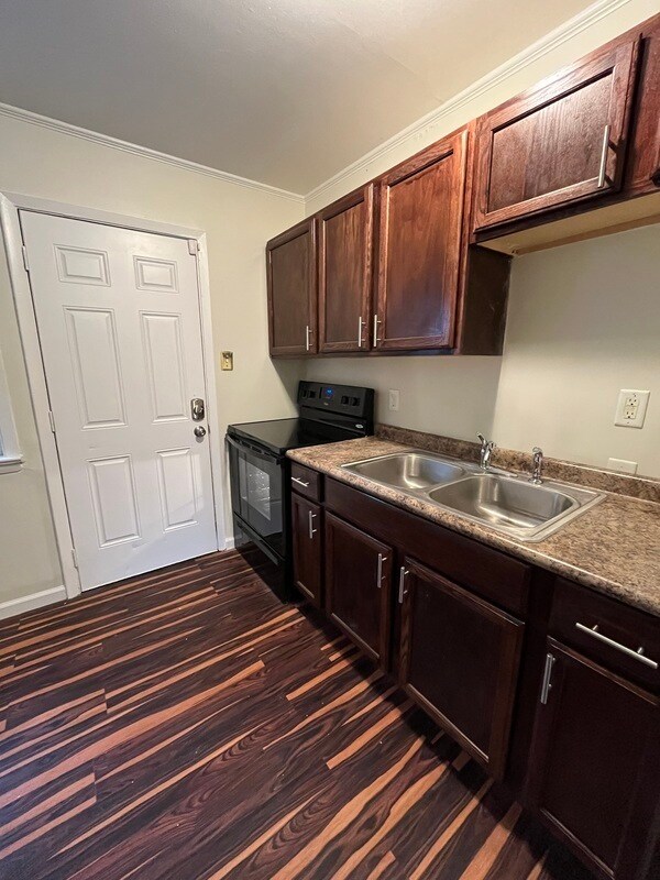 Building Photo - 3009 Columbus Cir