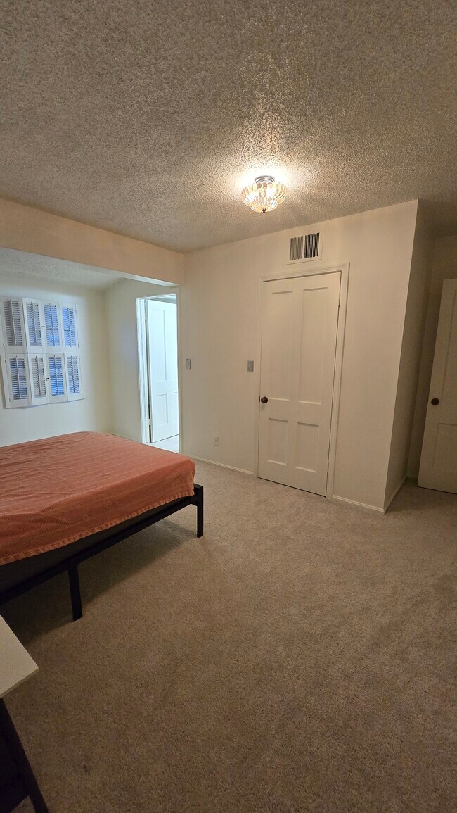 Foto del edificio - 2820 E 6th St