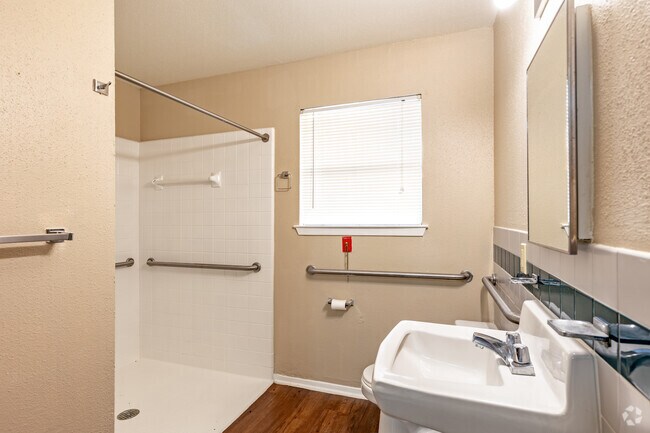 1BR, 1BA - 540SF - Bathroom - Villa de San Alfonso Apartments