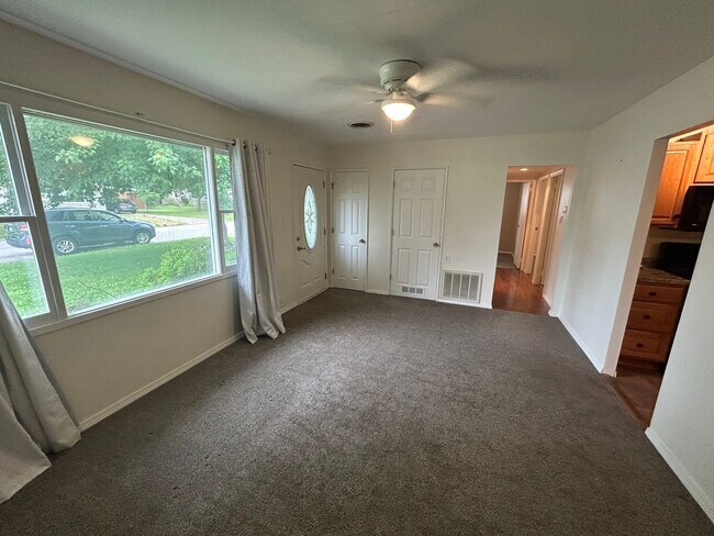 Building Photo - Well-maintained 3-bedroom, 1-bath house in a great location