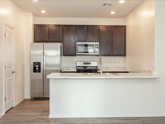 Building Photo - 3 Bedroom 2 Bathroom