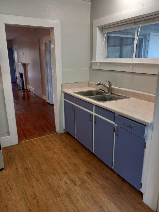 Building Photo - 105 W Cedar St