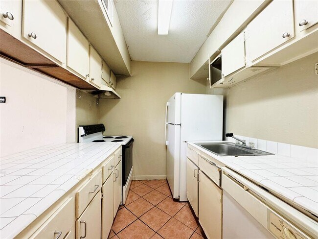 Building Photo - 9550 Deering Dr