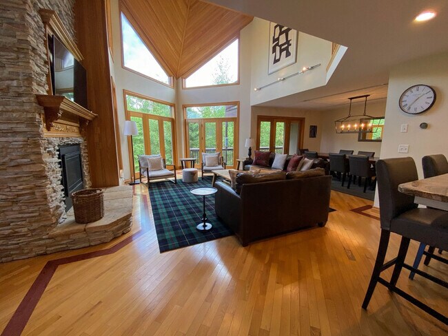 Foto del edificio - 241 Crawford Ridge Rd