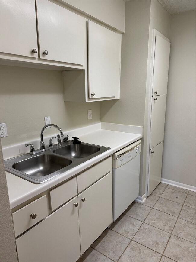 Building Photo - 1900 Bay Area Blvd