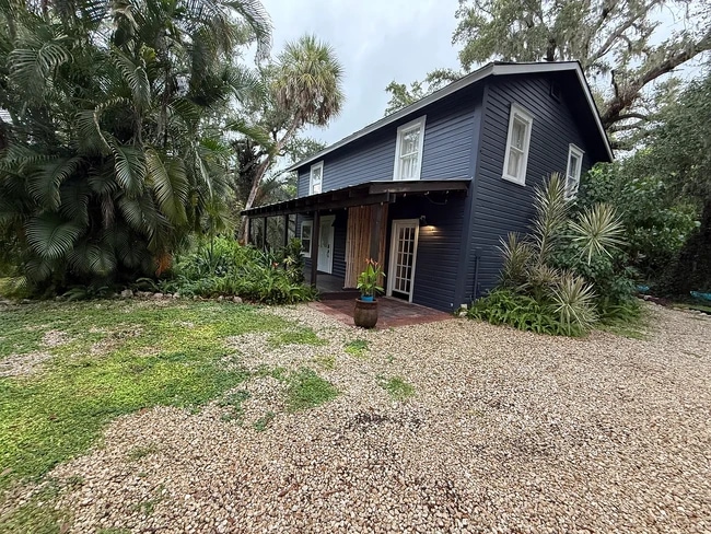 Exterior building, parking space, private entrance and porch - 2795 Riverside Dr