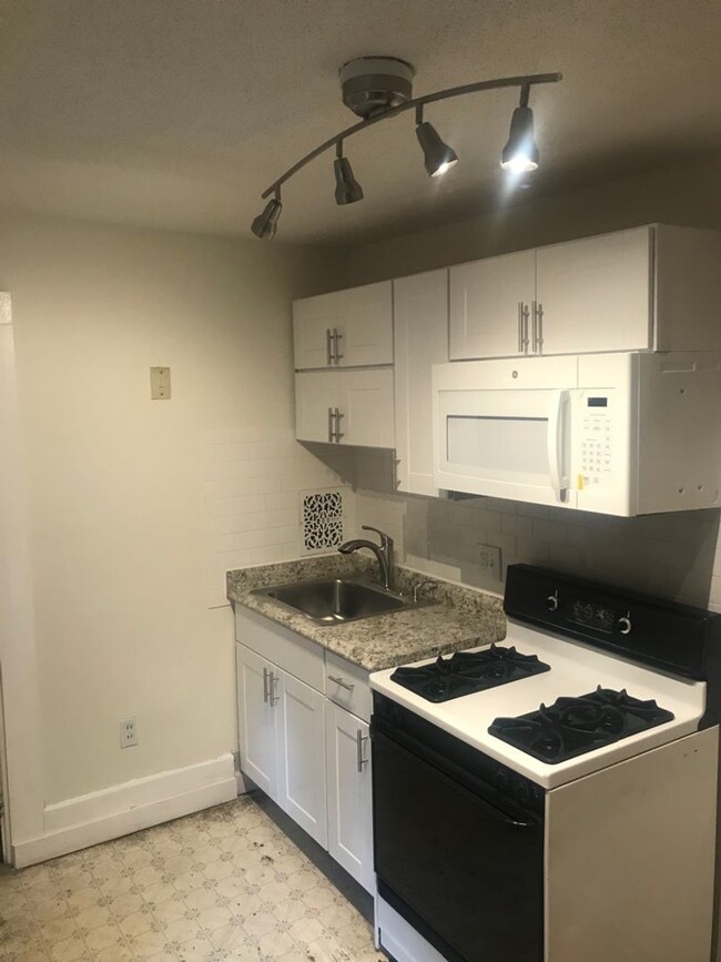 Building Photo - 8 Bedroom house w/ 3 bathrooms, 3 kitchens