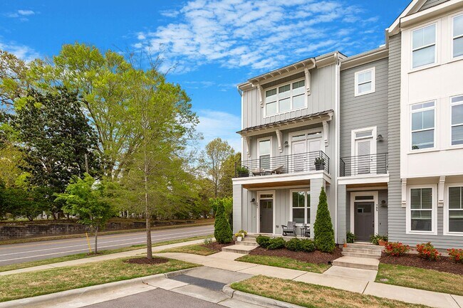 Foto del edificio - Stunning 3BD, 3.5BA Raleigh Townhome on a ...