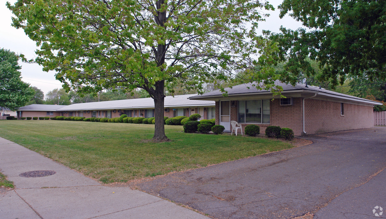 Building Photo - 3850-3882 W Walton Blvd