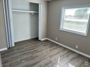Building Photo - 217 Clover Dr