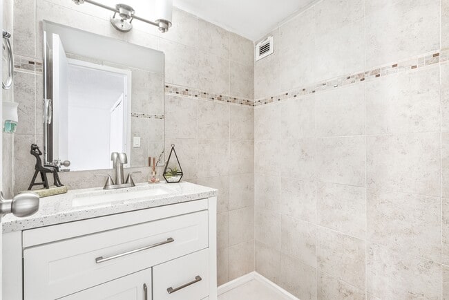 Building Photo - 17011 N Bay Rd