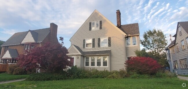 Building Photo - 2921 Ludlow Rd