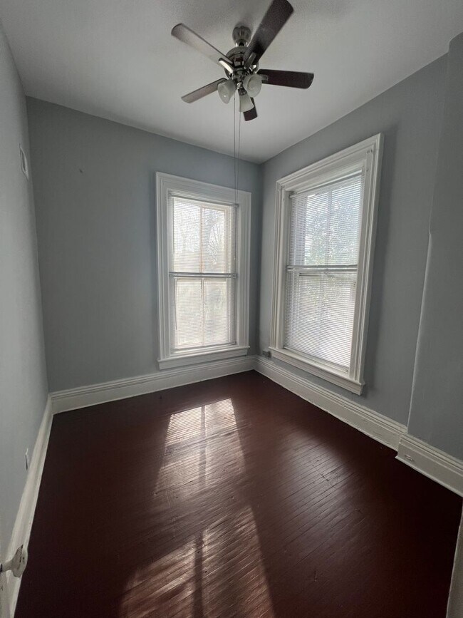 Building Photo - GRY - 1407
