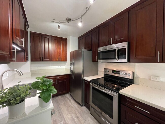 Foto del edificio - Partly Furnished 2-bedroom, 2-bath condo a...