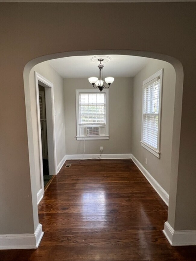 Foto del edificio - Location - Location - 2 story Duplex - Move In Ready !! This 2-bedroom - 1 Full Bath home is conv...