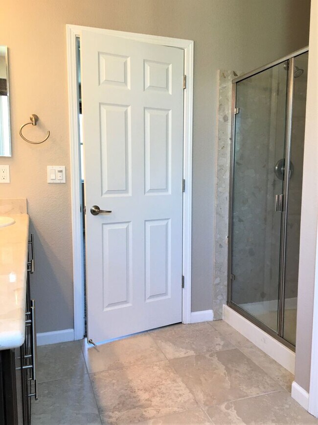 Building Photo - Stunning 4 Bedroom 3.5 Bath Single Family ...