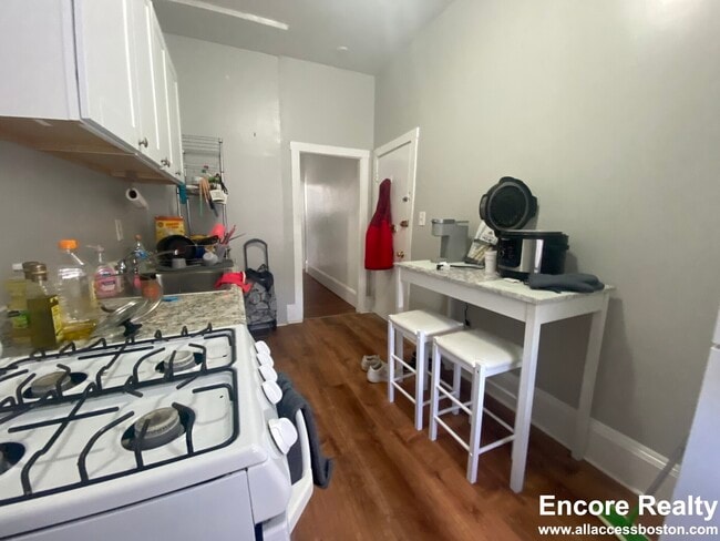 Building Photo - 447 Park Dr