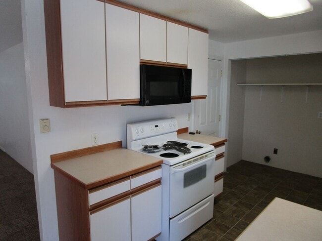 Building Photo - End Unit in Triplex Near Golf Course on Cu...