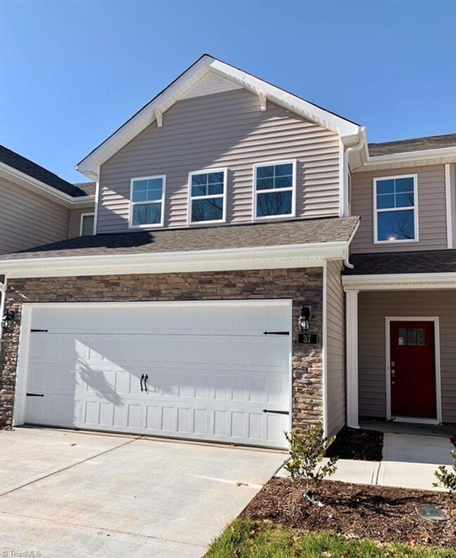 Building Photo - BEAUTIFUL Townhouse in Finley Ridge