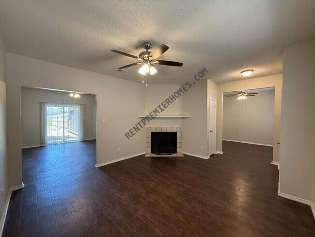Building Photo - 10244 Carolina Oaks Dr