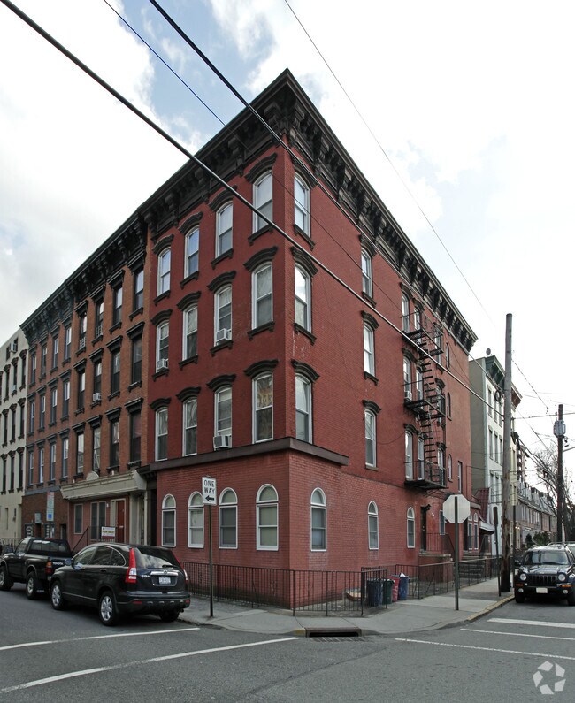 Building Photo - 415 1ST St