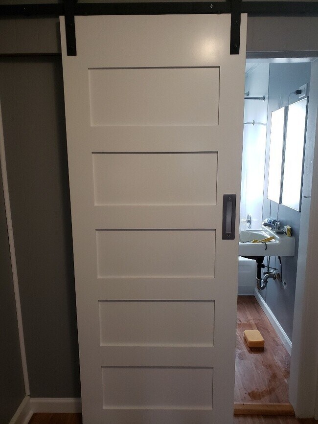 Foto del edificio - One Bedroom One Bath Duplex , Tenant only ...