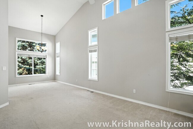 Building Photo - Charming 5 BD ¦ 2.5 BA ¦ Single Family Hom...